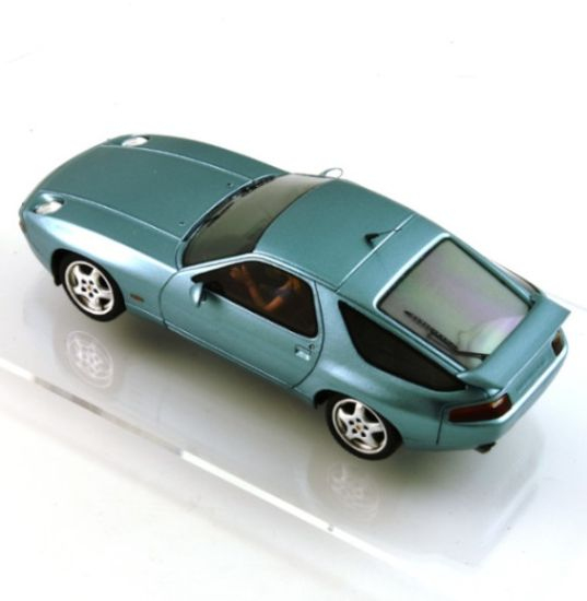 Le Mans Porsche 928 blaumetallic Resin-Collection-Ausführung mit Kunststoff-Chassis